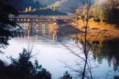 Image de Front De Lac Sur Le Lac Shasta, NIDÉ Dans Les Montagnes!