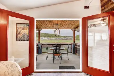 Image de Maison de train moderne du Grand Canyon avec bain de luxe et patio