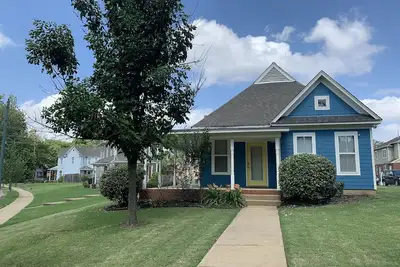 Image de Cottage trois chambres dans le centre-ville avec stationnement dans la rue