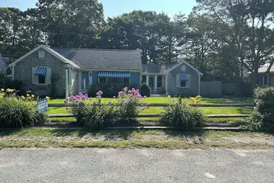 Image de 5 min à pied des plages de l'océan, décor de Cape Cod, rue calme, arrière-cour privée