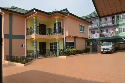 Image de Executive 4 Bedroom Entièrement meublé Luxueux Maison de vacances; Une maison parfaite loin