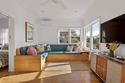 Image de Retro House Mollymook de Lucy | Le vin | Véranda ensoleillée | Petit déjeuner | Wifi