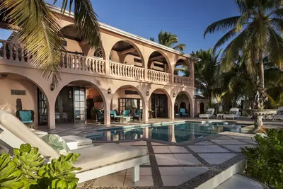 Image de Luxueuse villa en bord de mer avec piscine, fontaine, quai et cuisinier!