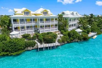 Image de Villa au bord de l'eau avec quai inc, Ă quelques pas de la nouvelle piscine et du restaurant. 3b / r 3. 5bath