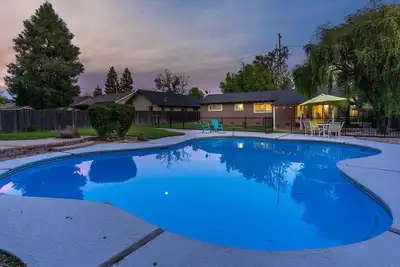 Image de S'amuser au soleil! La maison tout en bois franc confortable de Chico avec piscine