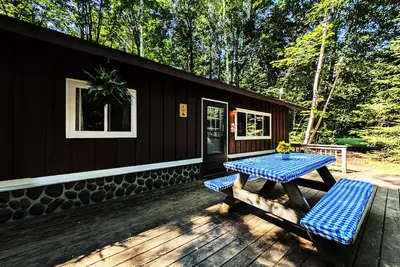 Image de Pov Resort Cabins - Wolf's Lair (2 Bdrm) - Unité 4