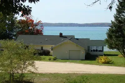 Image de Belle maison de 3 chambres sur le côté est du lac Torch cristallin (location 4 saisons)