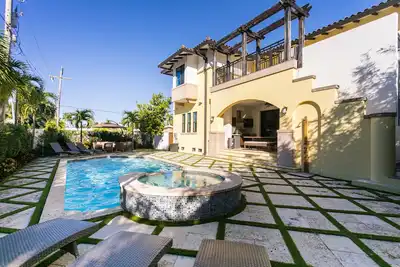 Image de Nouveau 12+ couchages Hollywood Family Vacation Pool Home Mansion