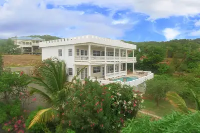 Privé, nouveau, luxueux, piscine chauffée solaire, vue spectaculaire, cuisine en option