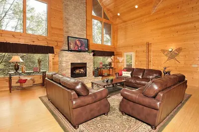 Image de Mountain Lodge: Spacieux, salle de cinéma, salle de jeux, bain à remous, cabine Lux, à proximité des attractions de la région!