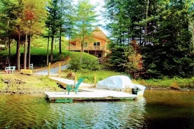 Image de Chalet Adirondack ouvert toute l'année sur Paradox Lake Inlet, construit en 2004