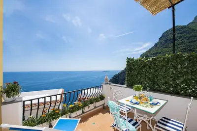 Image de RÊVES Bleus Avec Une Vue Fantastique Sur La Mer Au Centre De Positano