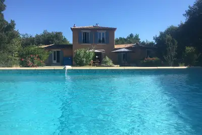 Image de belle maison construite dans la tradition provençale (Beautiful new house built in the Provençal tradition)