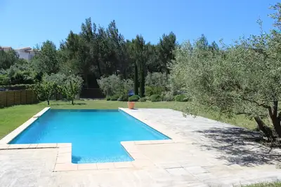 Image de gite très lumineux situé dans un jardin arboré de vieux oliviers.