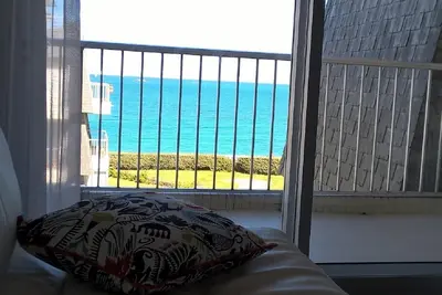 Appartement 65 m2, 2 chambres, les pieds dans l'eau, proche  des commerces