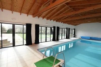Image de Superbe maison de campagne avec piscine intérieure chauffée dans une zone de beauté naturelle