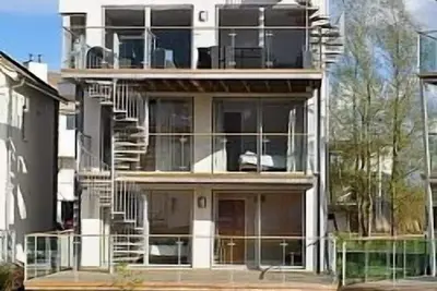 Image de Maison de luxe au bord du lac avec Skydeck. Spa sur place avec piscine