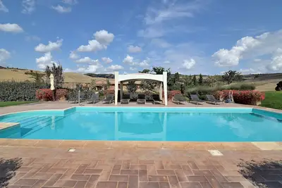 Image de Toute la grande villa toscane avec piscine et vignobles au coeur de la Toscane