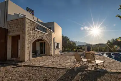 Image de Villa avec piscine privée, vue imprenable sur la mer et la montagne - wifi gratuit et climatisation