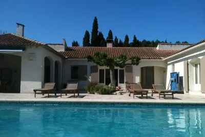 Image de Villa contemporaine avec piscine 12x6 et jardin à Saint-Rémy-de-Provence