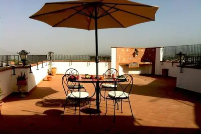 Image de Paterno: Sicily-Mansarde face au château normand de Paternò et Etna