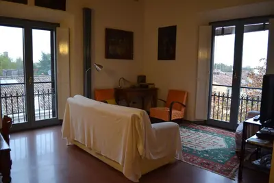 Image de Beau et spacieux appartement, avec garage, dans un ancien palais au centre-ville.