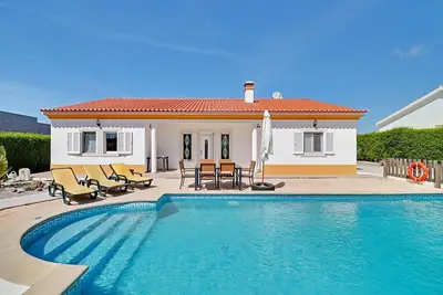 Image de Impeccable Villa Avec 3 Chambres, Piscine Et Garage