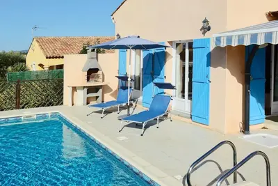 Image de Villa Pézenas. AirCon dans les chambres, piscine privée d'eau salée, promenade facile en ville.