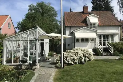 Image de Belle maison en bois avec beaucoup de charme et de confort et un jardin ensoleillé