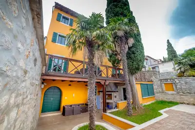 Image de Villa dans la vieille ville avec des chambres spacieuses, avec vue sur la mer et la vieille remorque