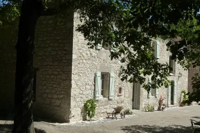 Image de Demeure de caractère : pierre blanche et vieilles poutres près de Cordes/Ciel