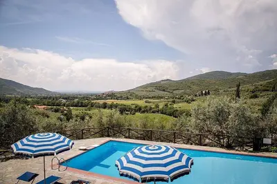 Image de Villa Angelisa C: Un appartement caractéristique et accueillant entouré de prairies et de collines verdoyantes.