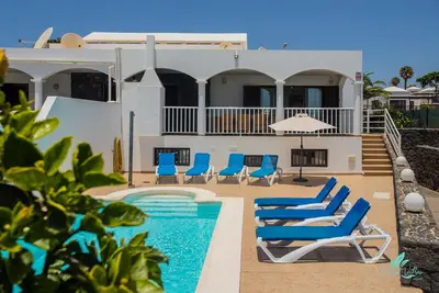 Image de Belle et spacieuse villa avec piscine chauffée et salle de jeux privée.