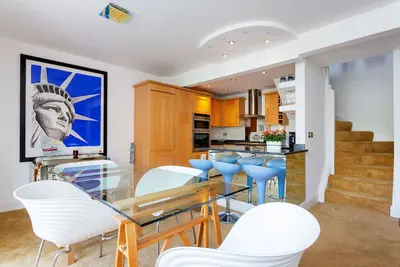 Image de Jusqu'à 20% de réduction - Un charmant appartement de 2 chambres avec vue imprenable sur le canal (Veeve)