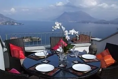 Image de Grande maison avec toit solarium et vue sur le lac