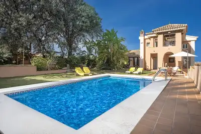 Luxueuse villa andalouse avec piscine et jardin privé à seulement 20 minutes de la plage