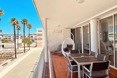 Image de 3 Chambres Style Et Confort Modernement RÉNOVÉS.