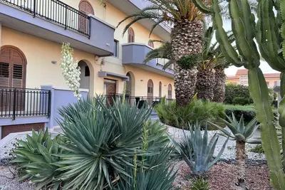Image de Maison de vacances : deux grands appartements Ă 300 m de la plage dans quartier