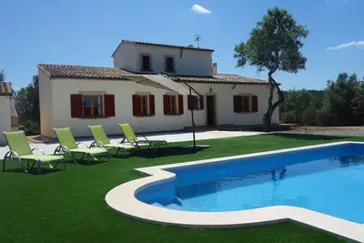 Image de Maison confortable avec piscine, Wifi et vue mer