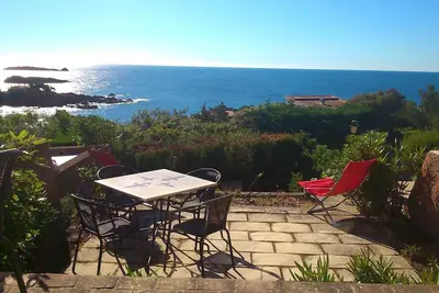 Image de Bastidon vue mer 180°, au pied de l'Estérel, des calanques et plages de sable fin