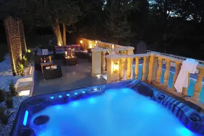 Image de The School Rooms Estate avec 2 lodges. 16 personnes avec bain à remous, piscine, Wifi et grand salon