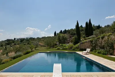 Image de Ferme rustique avec belle piscine, jardins et vues dans le centre de la Toscane