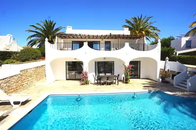 Image de Charmante Salema Villa - Oceanview - Piscine PRIVÉE - Air Con