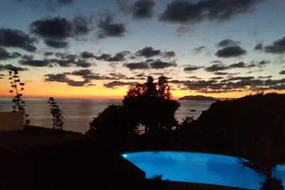Image de Petite Résidence qui surplombe la mer avec vue sur les îles Éoliennes