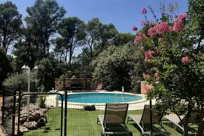 Image de Ancienne bergerie complètement rénovée, climatisée, au milieu des pins