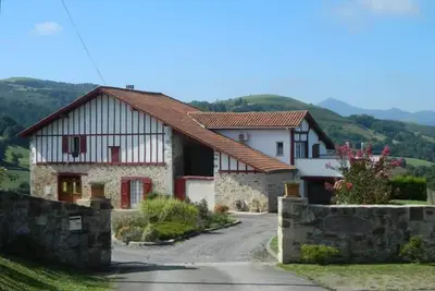 Image de gite  à 5 km des thermes de cambo les bains dans une ancienne ferme renovèe.