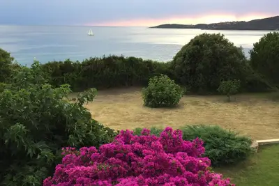 Image de Villa face Ă la mer, avec grand jardin, plage accessible Ă pied (10 min)