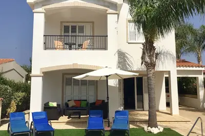 Image de Villa de luxe dans un développement fermé exclusif, à 2 minutes à pied de la plage de Coralia.