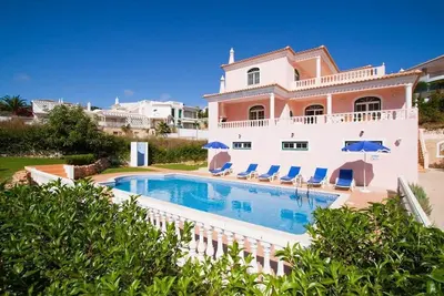 Image de Villa spacieuse et magnifiquement meublée avec piscine privée et vue sur la mer