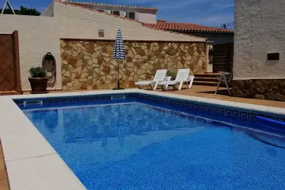 Image de Maison confortable et fonctionnelle avec piscine privée près de la plage. Wifi